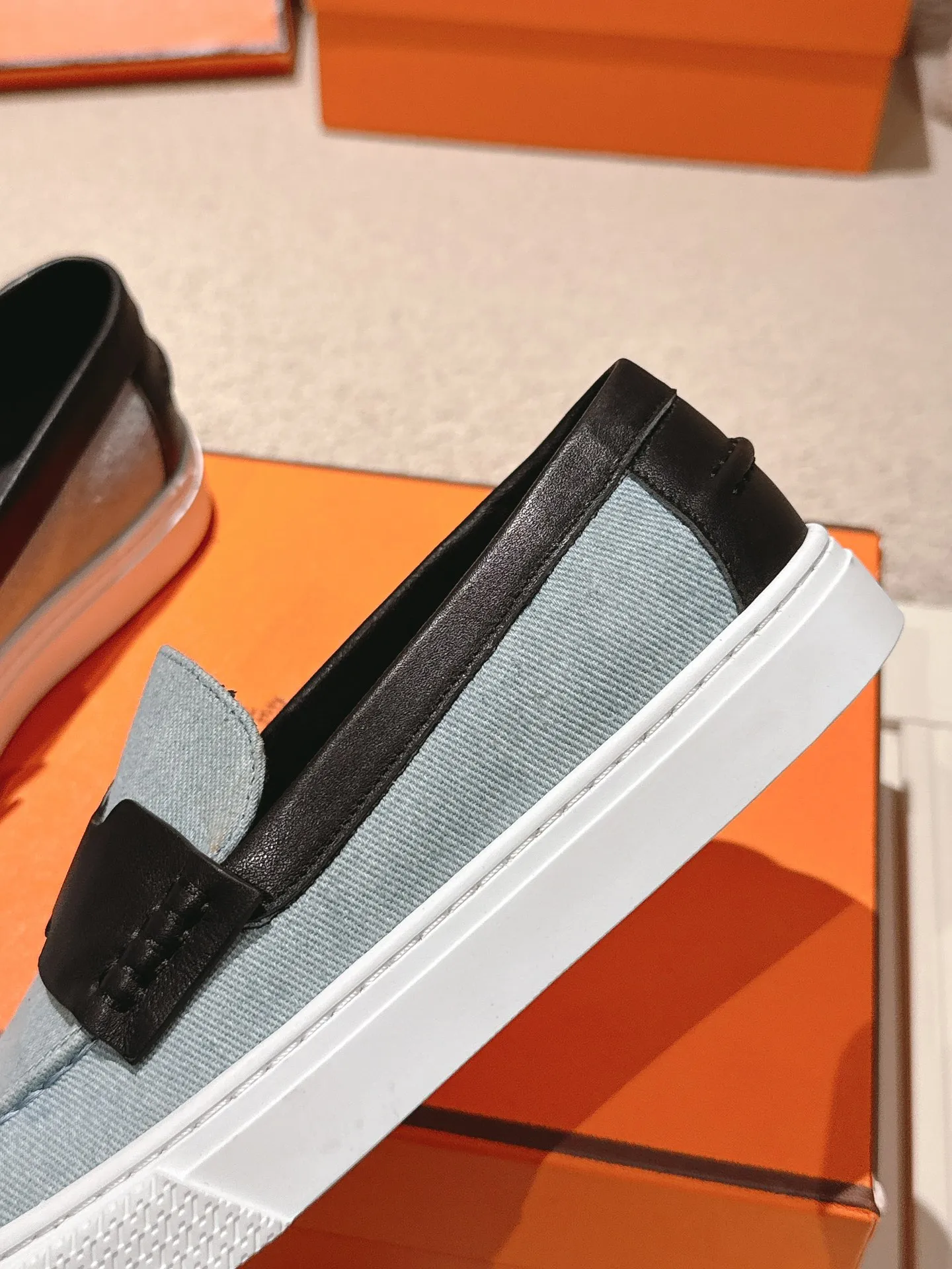 Men's men's shoes P620! Hermes# Thick Sole Couple Loafers These lace-up free sneakers in calfskin and washed denim feature signature "H" details. The design is simple and smooth, creating a fashionable urban look. It is comfortable and versatile. H family classics are not outdated, and the delivery counter is beautifully packaged🛍📦 Fabric: Original customized washed denim/first-layer cowhide Lining: Imported soft sheepskin Sole: Original open-molded anti-slip TPU material Size: 35-45